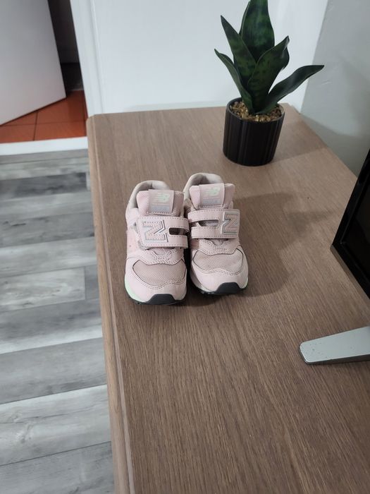 Vand adidasi new balance