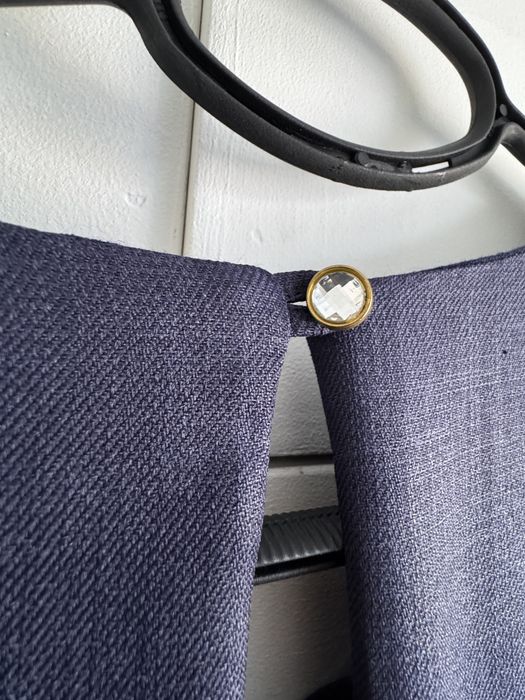 Тъмносиня рокля - носена само по официални поводи