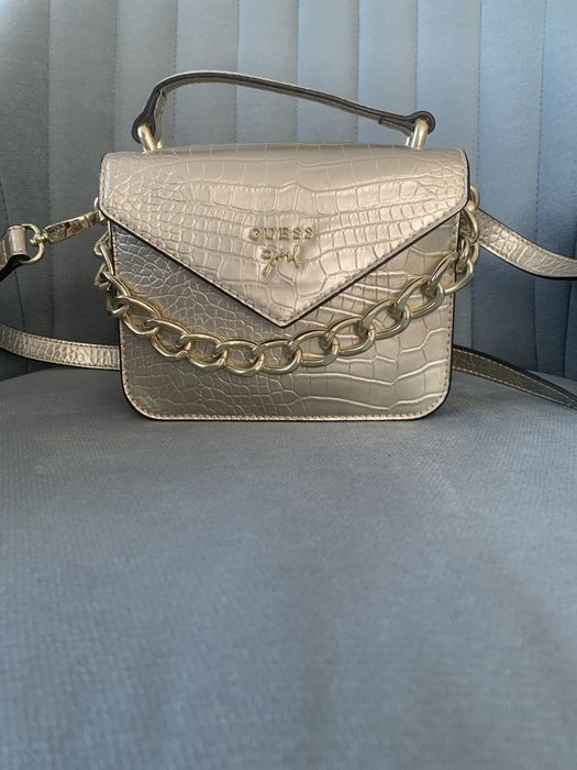 Малка златна чанта Guess