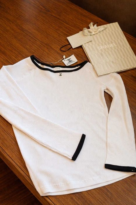 бяла блуза с дълъг ръкав шанел с черно chanel вталена с деколте лодка