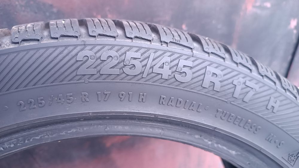 225/45/17 Barum .