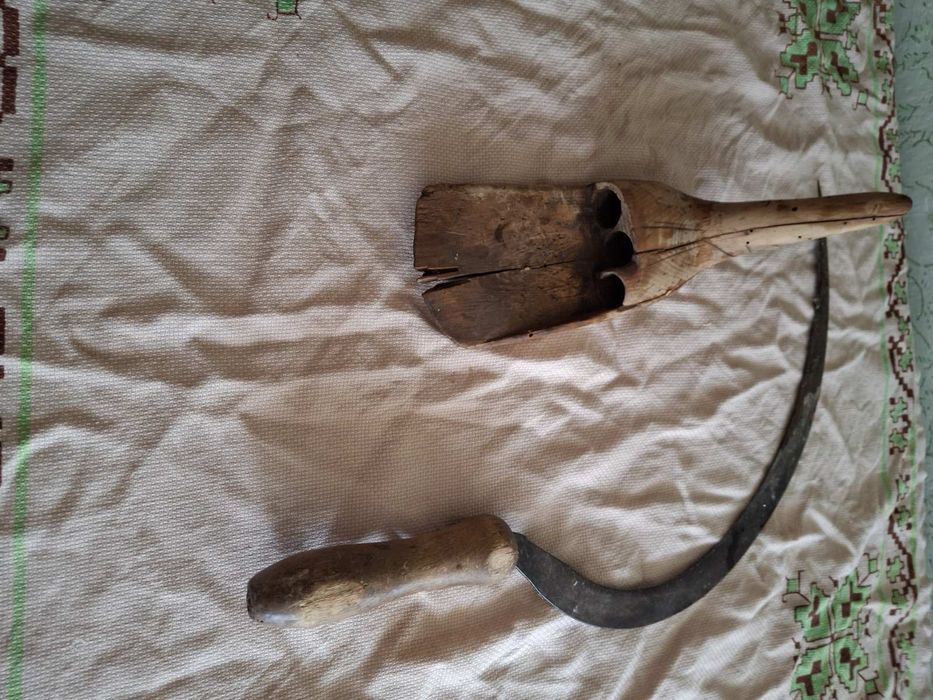 Три броя сърпове и паламарка