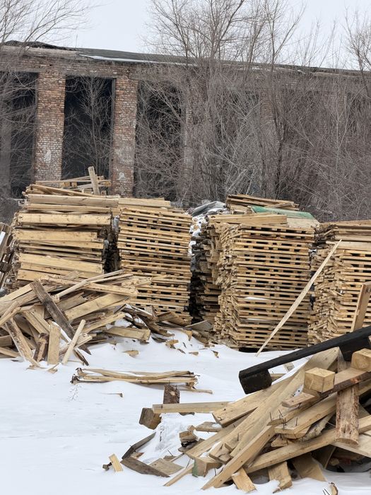 Поддоны деревянные дрова доски