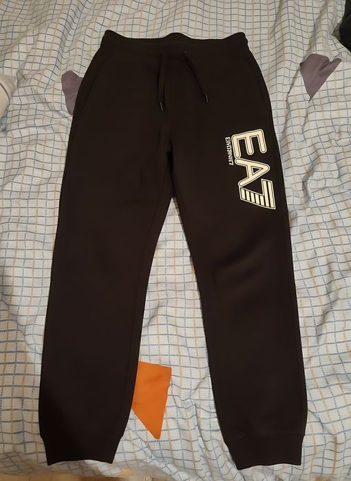 Дълъг панталон EA7 Emporio Armani, размер M в перфектно състояние