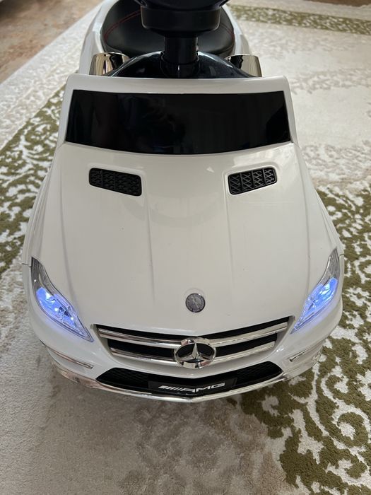 Машинка толокар с родительской ручкой