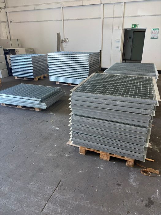 Gratare galvanizate noi, robuste și durabile, ideale pentru diverse aplicații în construcții sau amenajări exterioare. Acestea sunt fabricate din oțel