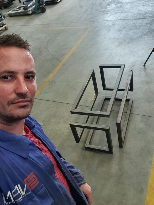 Vand obiecte făcute din metal