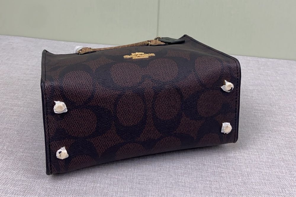 Coach Maggie Small Tote Bag – Стил, функционалност и градска елегантност