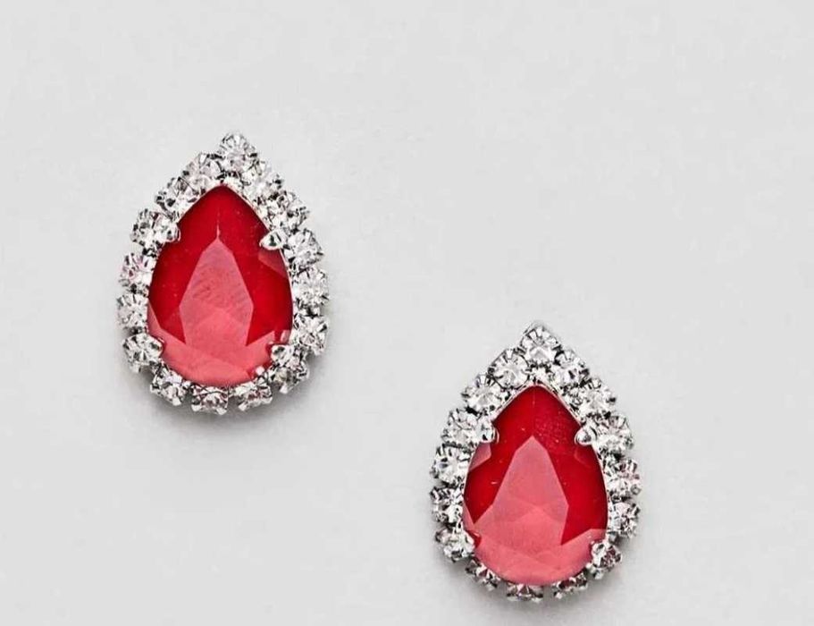 Обеци в червено или черно с камъни Сваровски