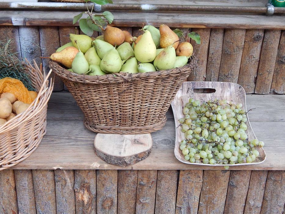 Зеленчукова сергия , маса за продажба на зеленчуци и плодове.