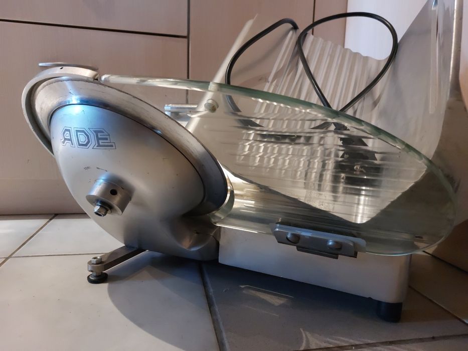 Немска колбасорезачка АDE/ 25 см нож
Работи перфектно, супер запазено