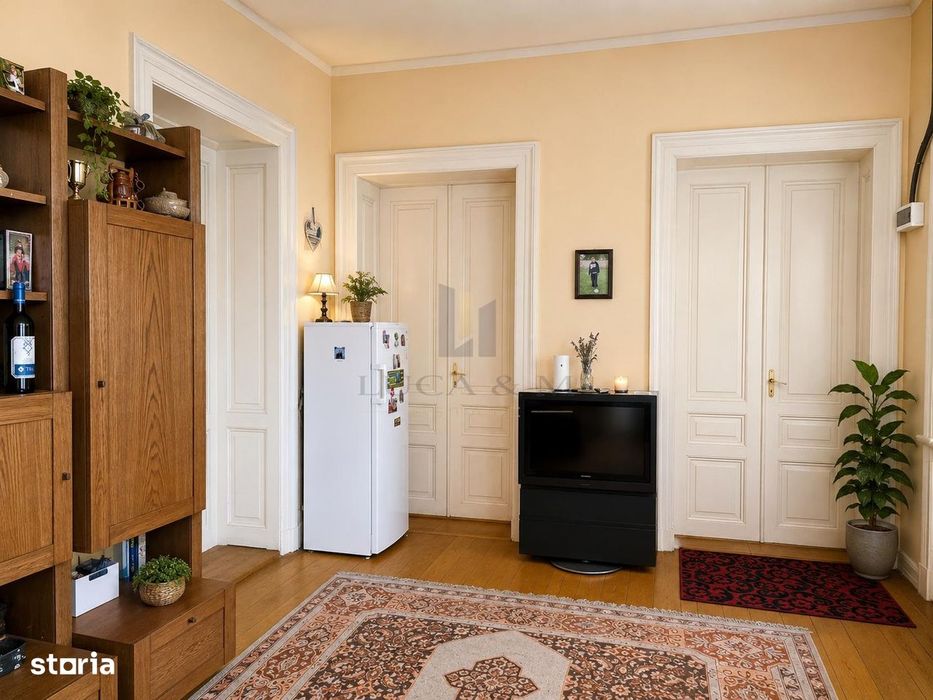 Casa solida plus gradina matura intr-o zona  linistita in centrul  Var