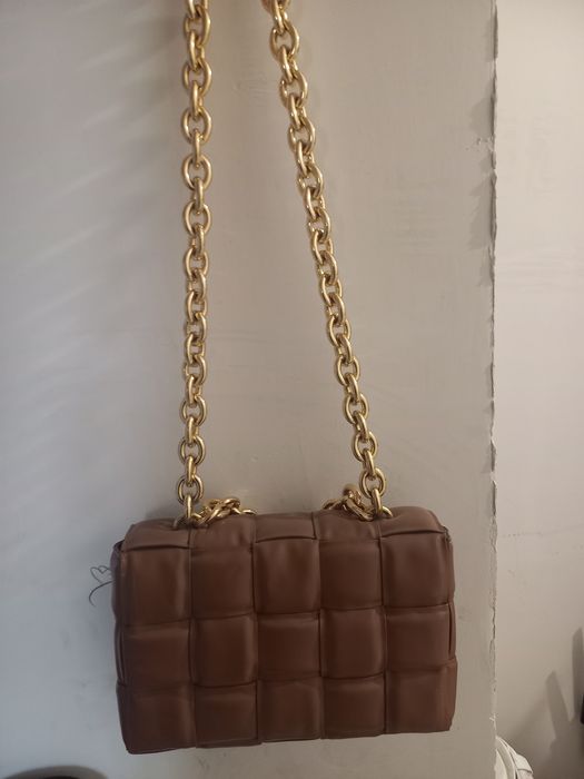 Сумма женская, коричневого цвета с золотой фурнитурой