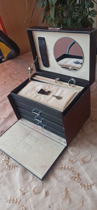 кожена кутия за бижута-25лв; керамична ваза-- цена 15лв.