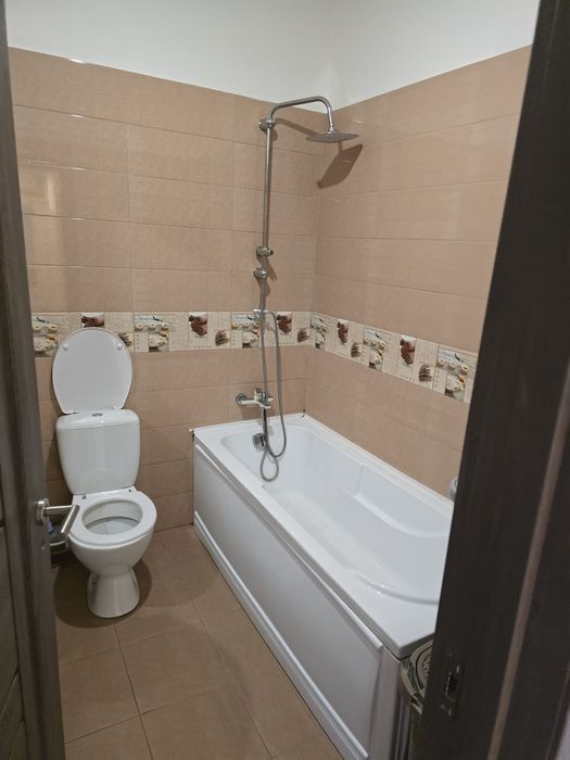 Inchiriez apartament cu 3 camere +loc de parcare inclus