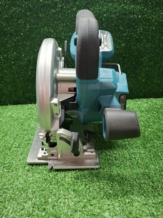 Чисто нов безчетков циркуляр на Makita DHS660