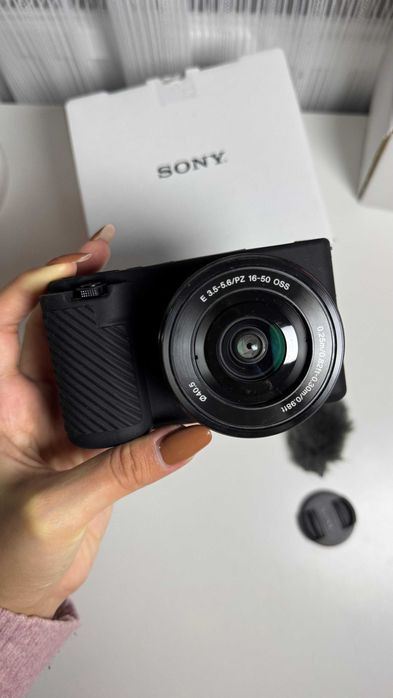 Sony Alpha ZV-E10 cu obiectiv 16-50 mm F/3.5-5.6