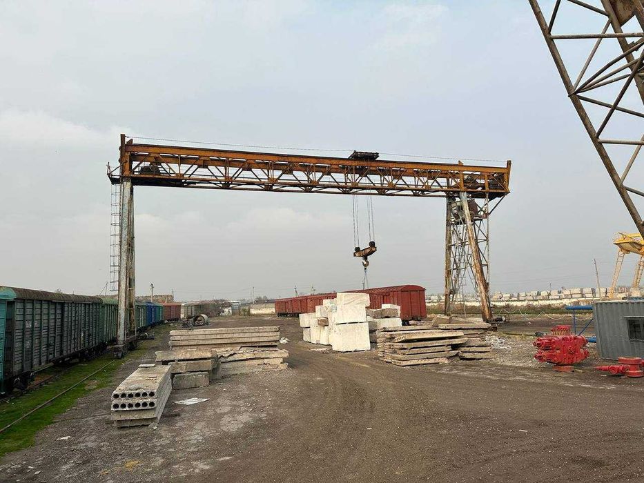 Аренда площадки 3000м2 с козловым краном 50 тн