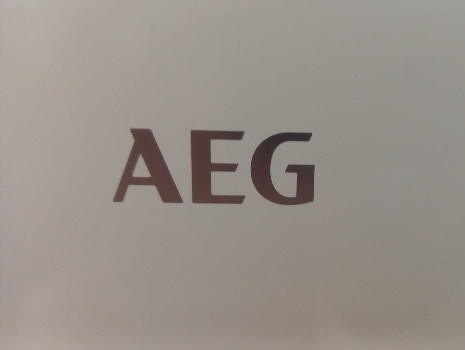 Продавам хладилник "АЕG" с отделна камера - НОВ!