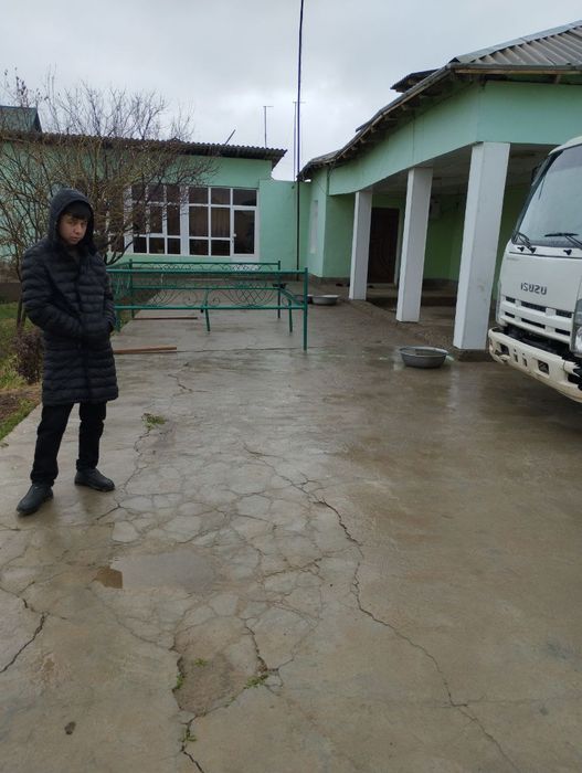 Уй сотилади 8 хоналик 2556 КВ м