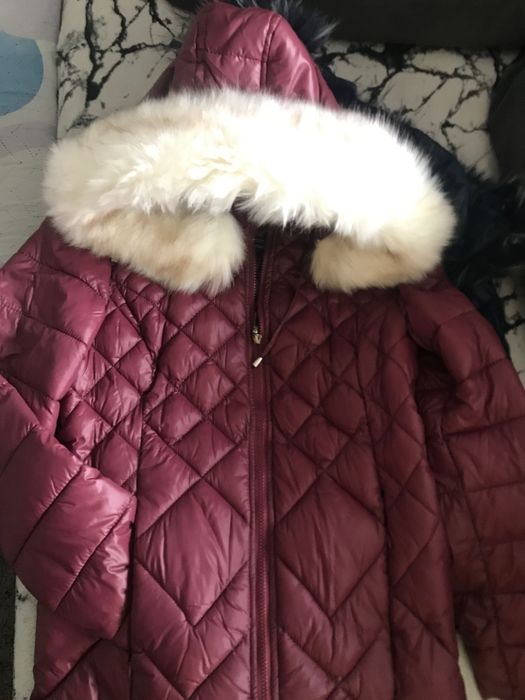 Дамско яке с бял пух на качулката