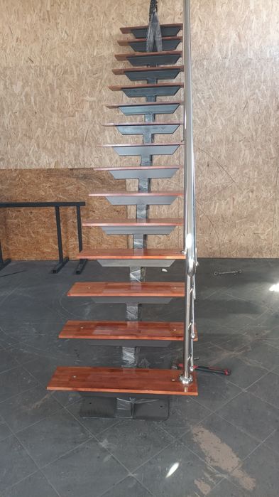 Vând scara dreapta cu balustradă  inox