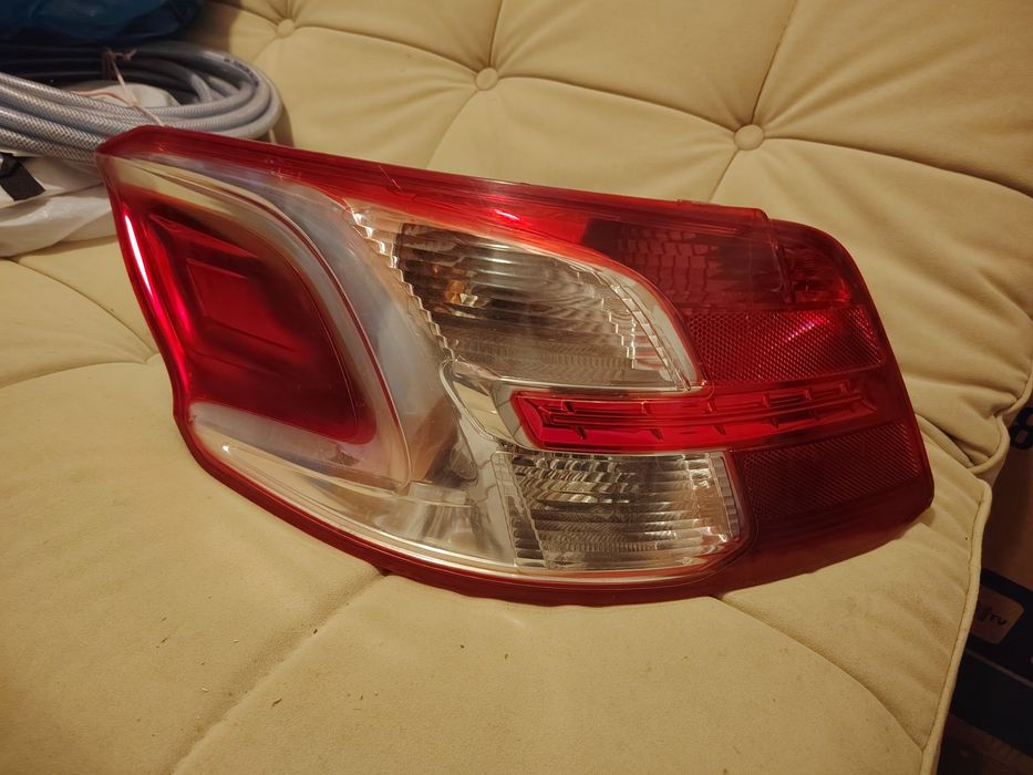 Vând  stopuri Peugeot 301