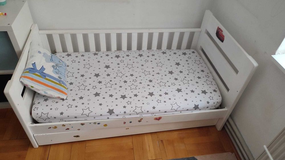 Pătuț copil alb 70x140 cu ladă de depozitare pe roți