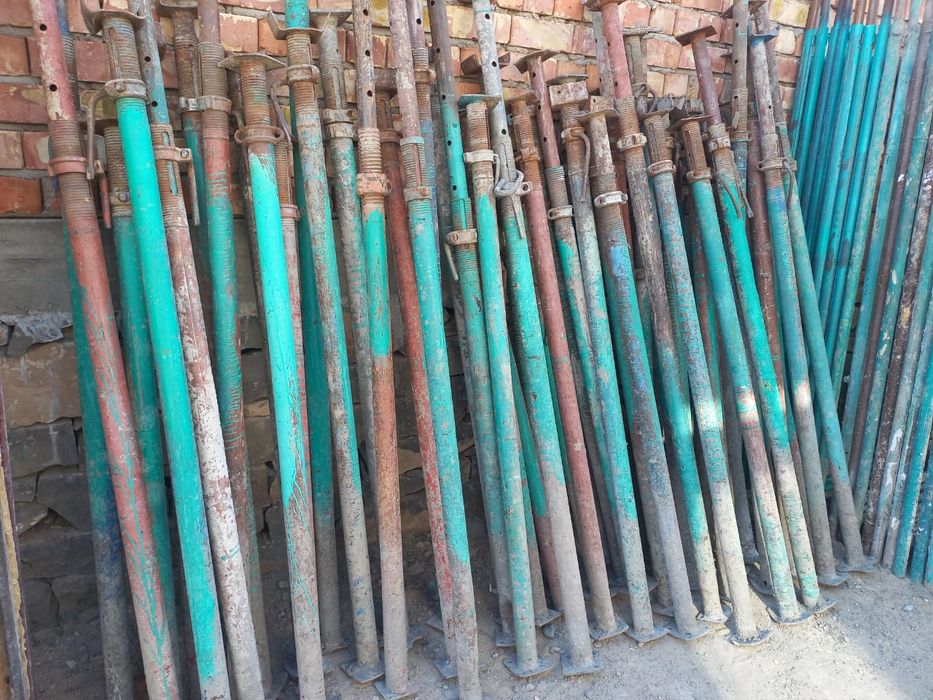 Сдается в аренду телескопические стойки.  (струбцина)