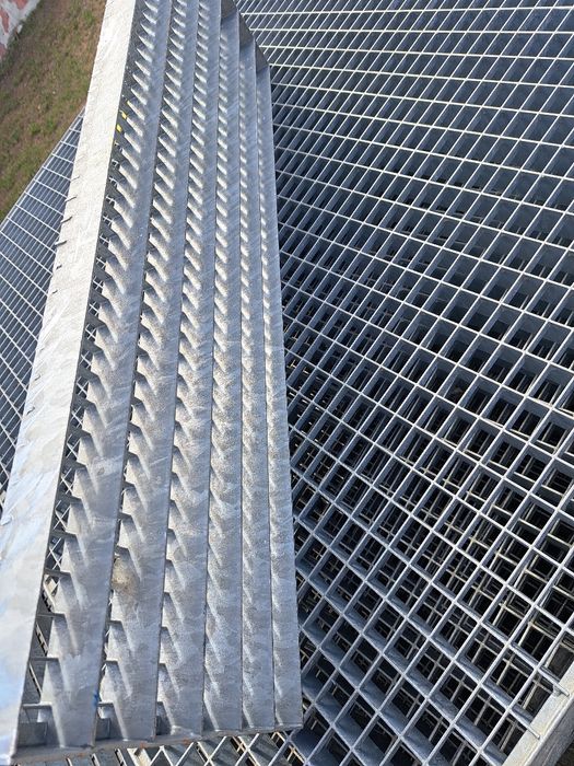 Trepte metalice zincate la diferite dimensiuni debitam la dimensiunea