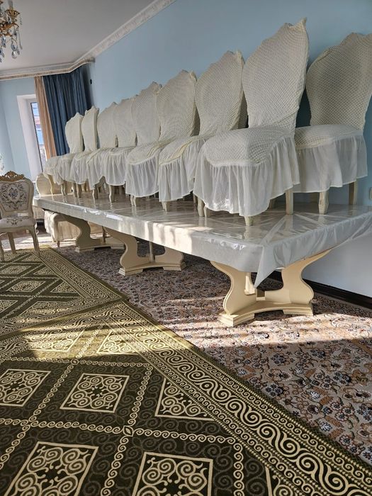 Стол и стулья гостинной