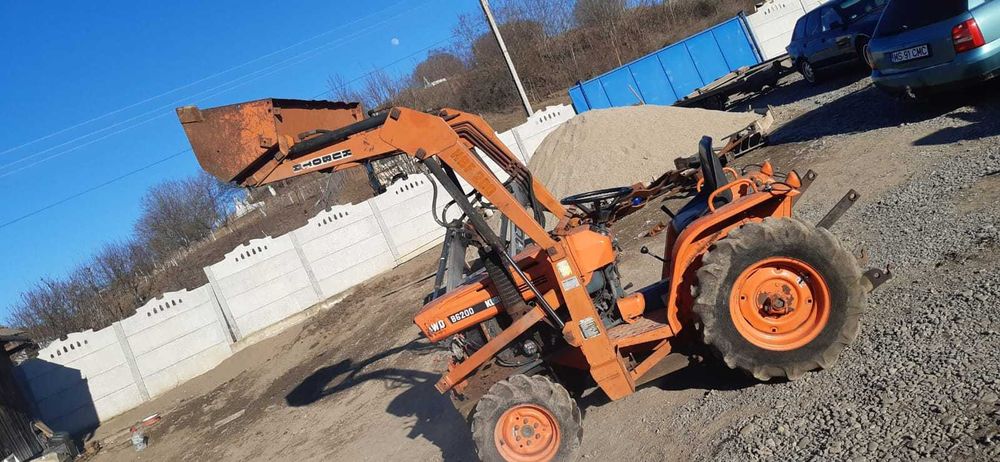Tractor kubuta cu încărcător frontal