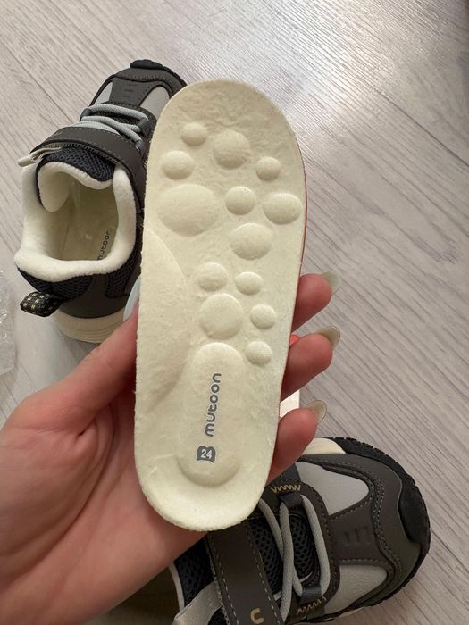 Детский кроссовки размер 24 на 3-4 годика