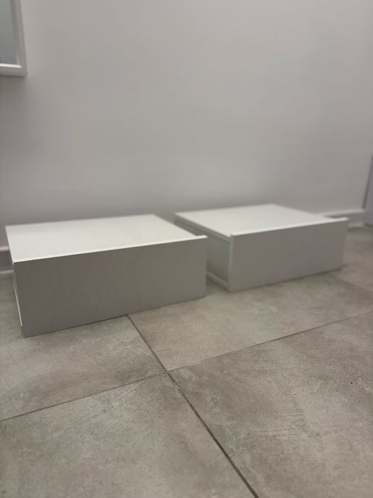 Продавам два броя висящи нощни шкафчета