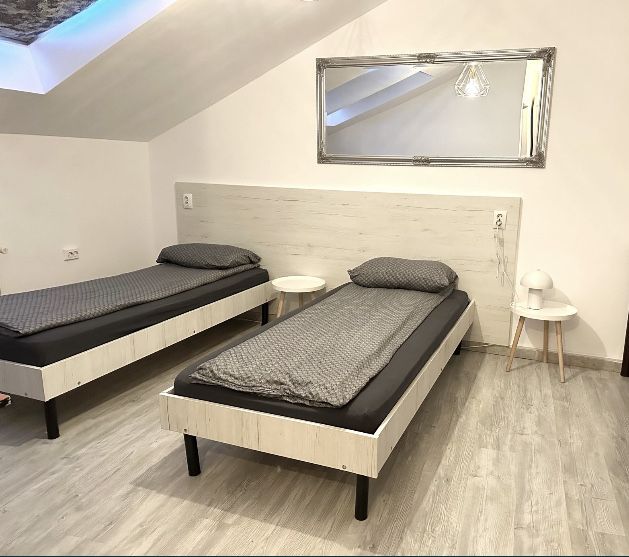 Inchiriez vila  cazare camere echipe muncitori