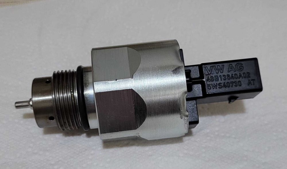 Supapa control presiune sistem Common-Rail OE VOLKSWAGEN 03L130764A
