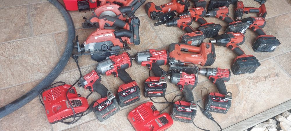 Vând scule hilti în  milwaukee