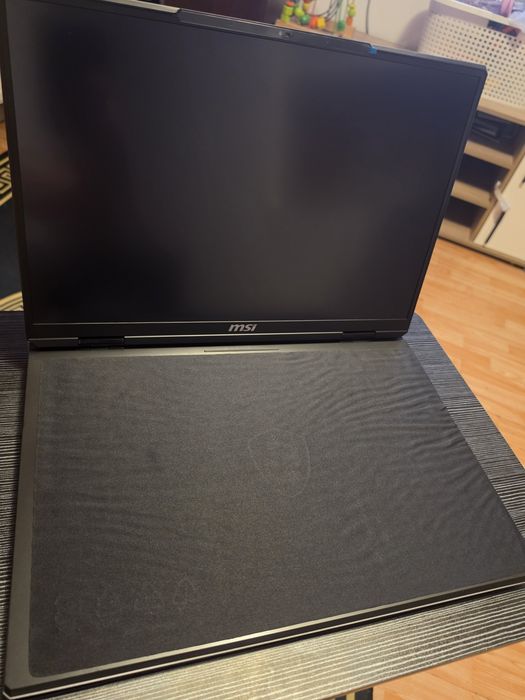 Vand laptop MSI A18 HX A9W cu garanție!