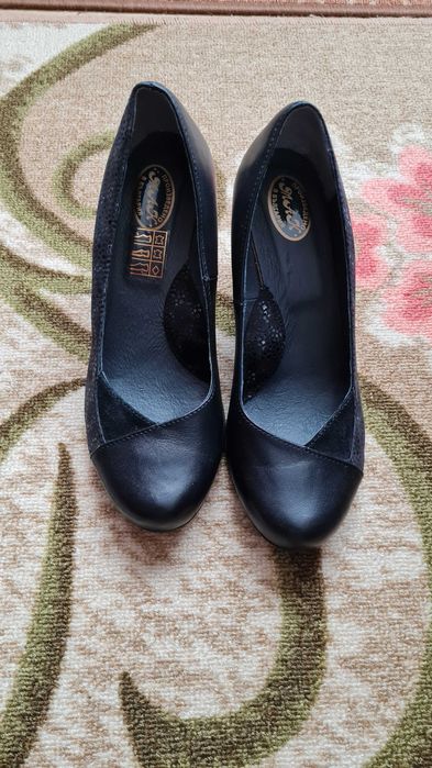 Продавам високи обувки