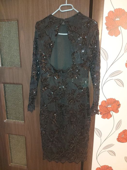 Rochie din dantela și paiete negre
