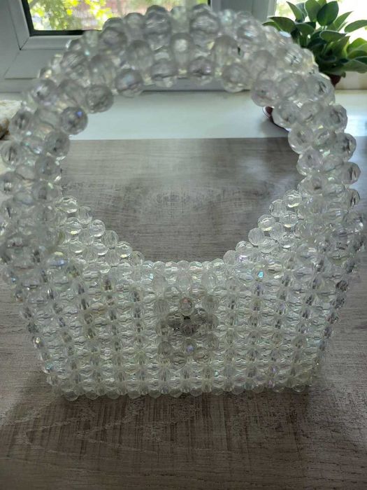 белая сумочка из бусинок