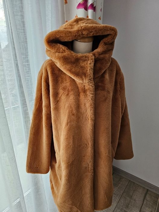 Vând haine de blana ecologica cu gluga foarte ușoare și calduroase noi
