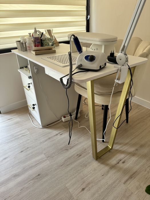 Срочно продам  маникюрный стол