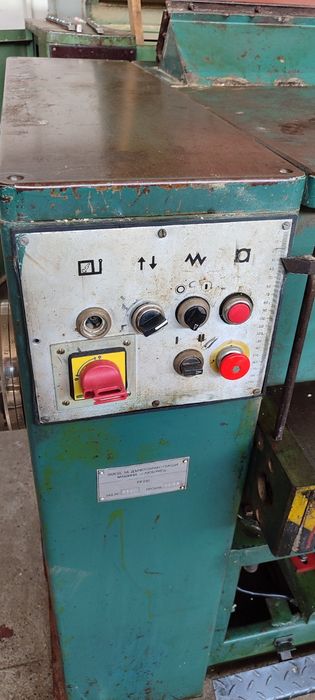 Щрайхмус на 810 мм с 4 ножа и автоматично качване и сваляне на плота височина 200 мм мотор 7,5 кв