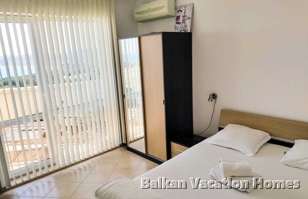 Тристаен апартамент с невероятна морска панорама в Бяла