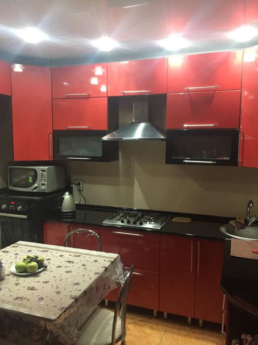 Кухня стильна большая