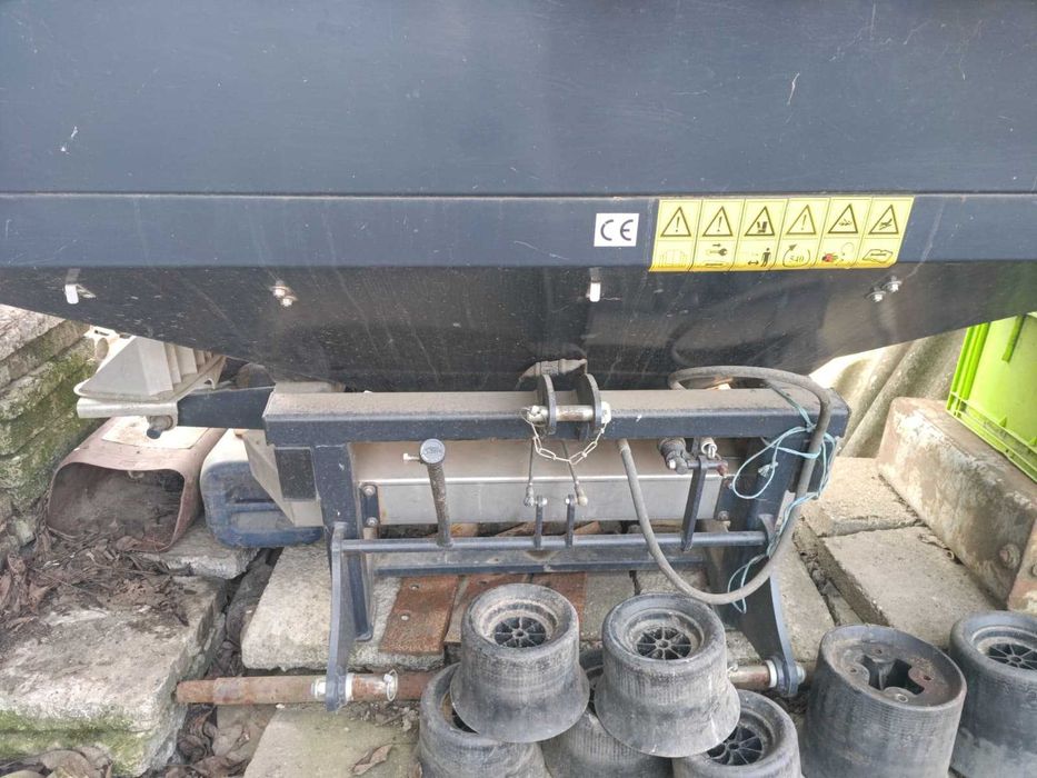 Mașină de împrăștiat chimice Agro-Tom  - Capacitate 1000 kg