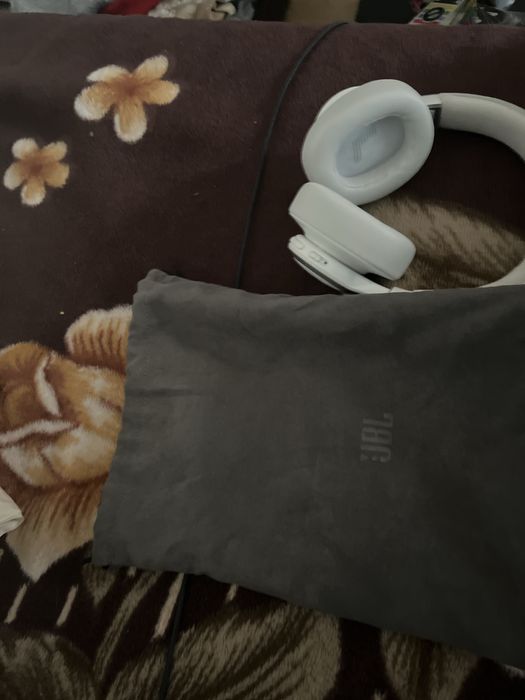 Vand casti Jbl  folosite doar de 3 ori si incarcate de 2 ori