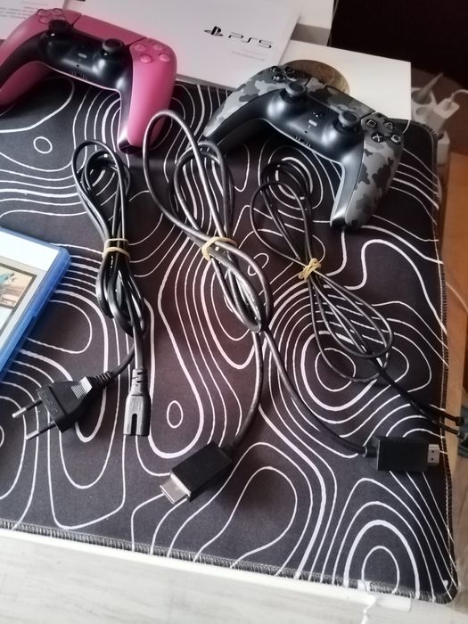 PlayStation 5 slim с три игри и три джойстика