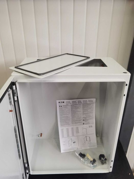 Кутия за превключватели и контролни апарати на Eaton